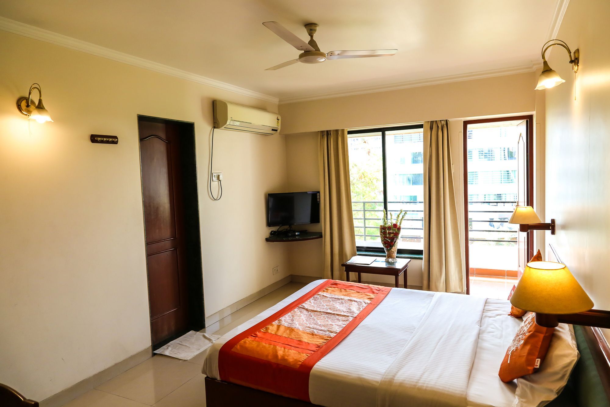 Hotel Lotus Pune Exteriör bild